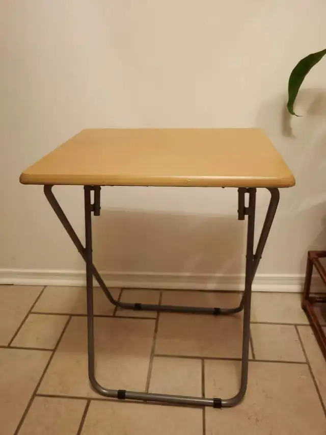 Folding table