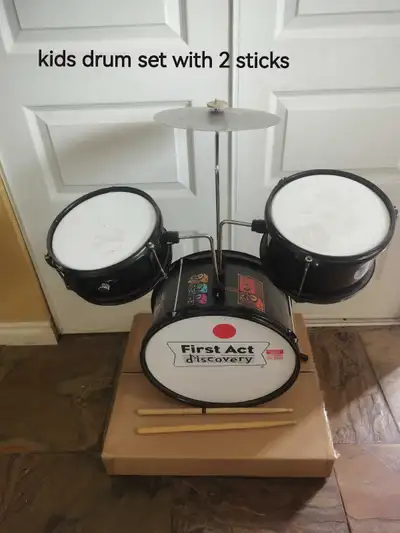 Ignite your little musician's passion with this pre-loved First Act Discovery kids drum set, perfect...