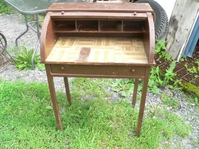 petit secrétaire antique a restaurer # 11171.3 vendu tel quel 60$ aller voir mes autres annonces all...