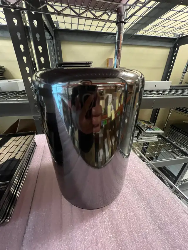 Black Round Mac Pro in Desktop Computers in Markham / York Region - Image 4