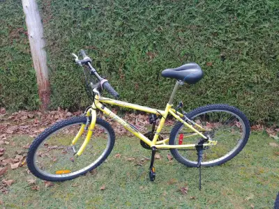 Superbe vélo jaune de marque Banff! -Taille ISS400 -Roues de 26'' -De type vélo sport -Selle ergonom...