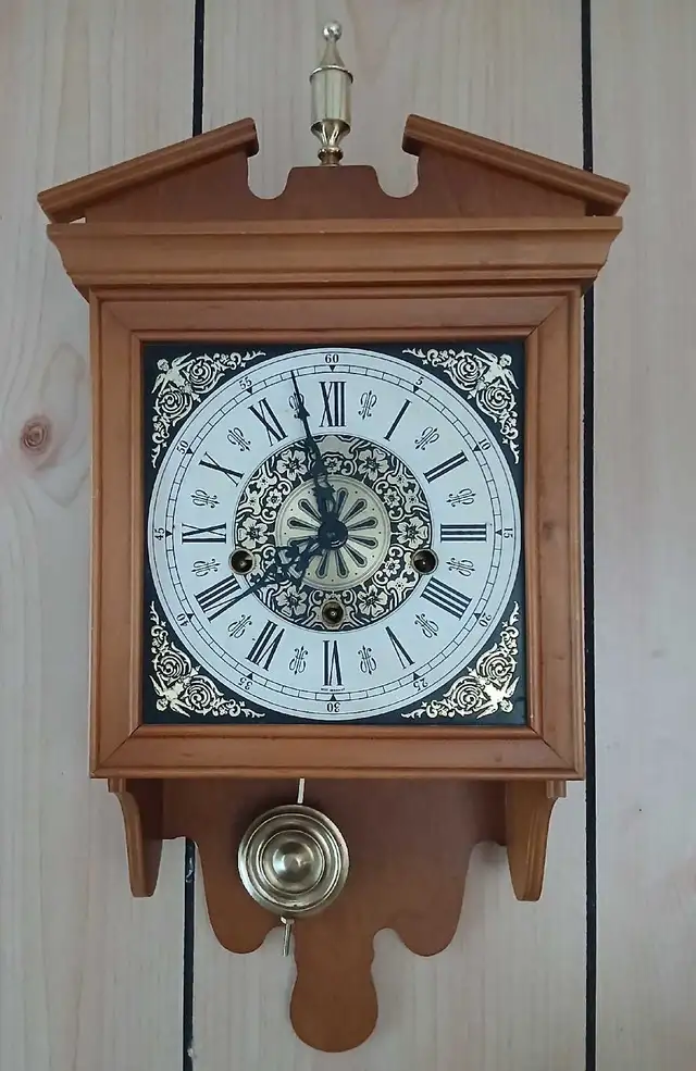 Hooded Jauch wall clock in Home Décor & Accents in Ottawa - Image 2