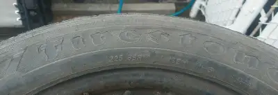 Pneus quatre-saisons saisons de marque Firestone. Encore bons pour 1-2 saisons. Installer sur Toyota...