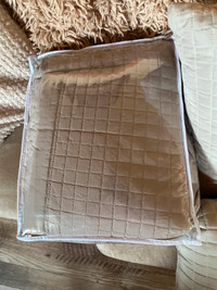 Parure de lit beige usagée avec coussins
