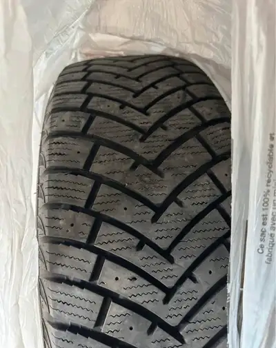 4 pneus d’hiver 225/65R17 polartrax en Ultra bonne condition aucun pneu patché ou troué