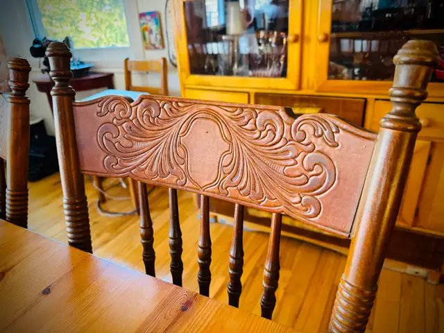 Grande table et chaises in Dining Tables & Sets in Longueuil / South Shore - Image 3