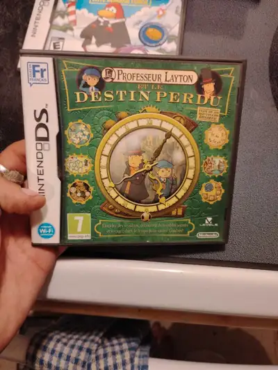 Explorez des énigmes fascinantes avec Professeur Layton et le Destin Perdu sur Nintendo DS! Ce jeu d...