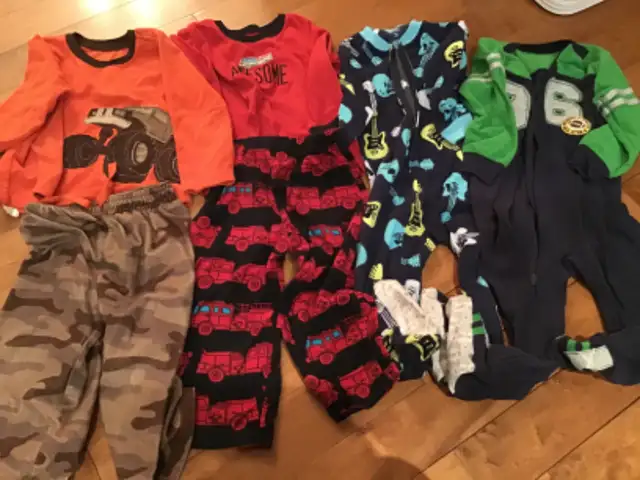 9 CARTER’S SIZE 2T CLOTHING FLEECE PYJAMA COORDINATING SETS in Clothing - 2T in Peterborough - Image 3