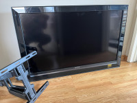 Wall mount and TV