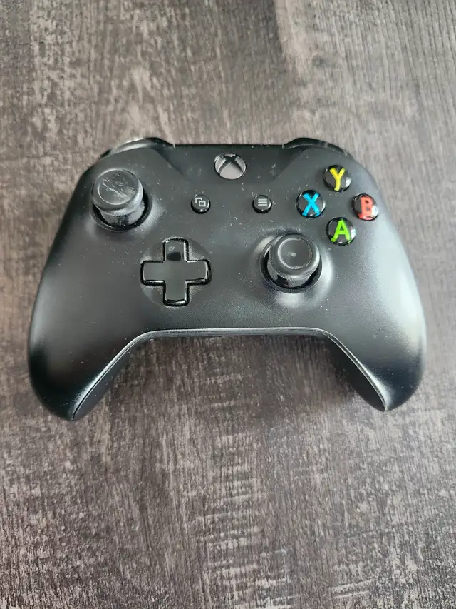 Xbox one/Series S/X controller - manette xbox originale in XBOX One in Longueuil / South Shore - Image 2