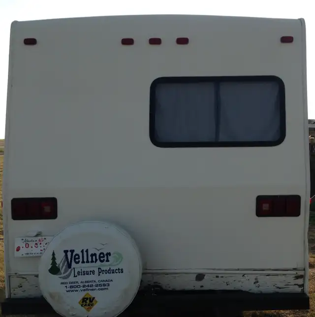 RV sleeps 6, 6 seatbelts Class C GMC CUTAWAY 24ft gas Motorhome in RVs & Motorhomes in Medicine Hat - Image 11