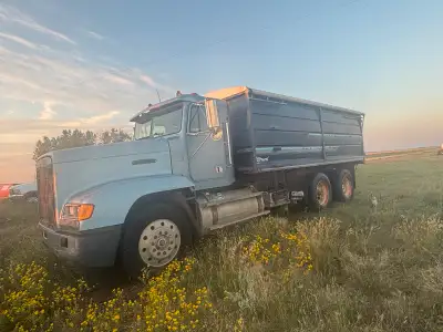 1995 Freightliner tandem grain truck. Remote hoist and end gate , rear controls, tires next to new,...