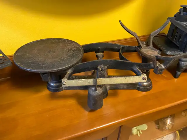 Antique crown cast iron scale in Arts & Collectibles in Oshawa / Durham Region - Image 6