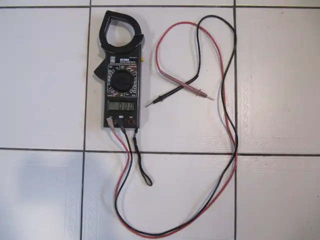 Power Fist Model DT266 Digital Clamp Meter In Good Condition in Hand Tools in Mississauga / Peel Region - Image 2