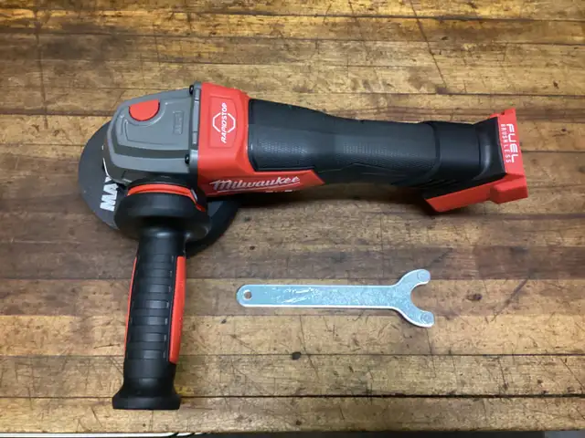 MILWAUKEE M18 FUEL BRUSHLESS RAPID STOP 4 1/2”-5” PADDLE GRINDER in Power Tools in Barrie - Image 6