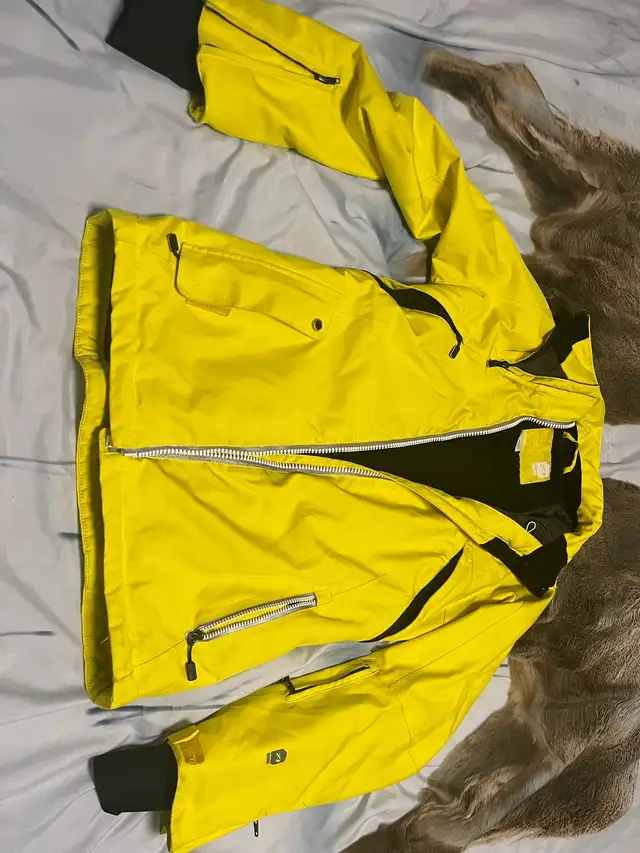 women’s winter jacket in Women's - Tops & Outerwear in Edmonton - Image 2