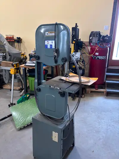 King 93 1/2 band saw with extra blade selection including one new. Various TPI