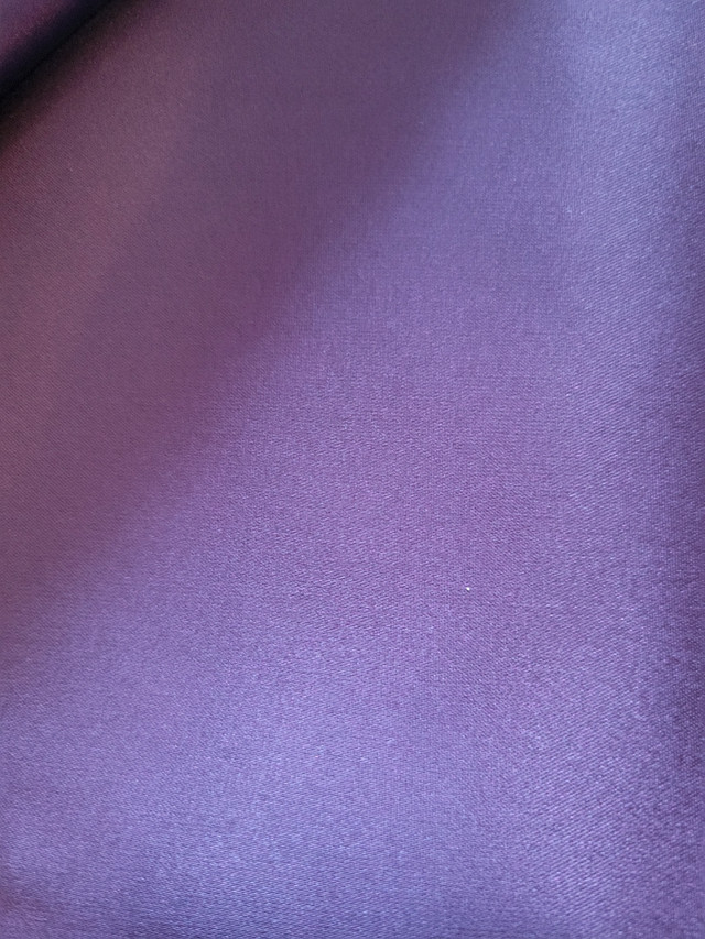 Deep purple Satin material, zipper, Guttenberg thread dans Loisirs et artisanat  à Bedford - Image 4