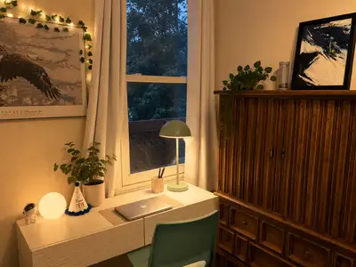 Chambre à louer pour 950 $ par mois, tout inclus ! Vous y trouverez un lit avec sa base, un petit ra...