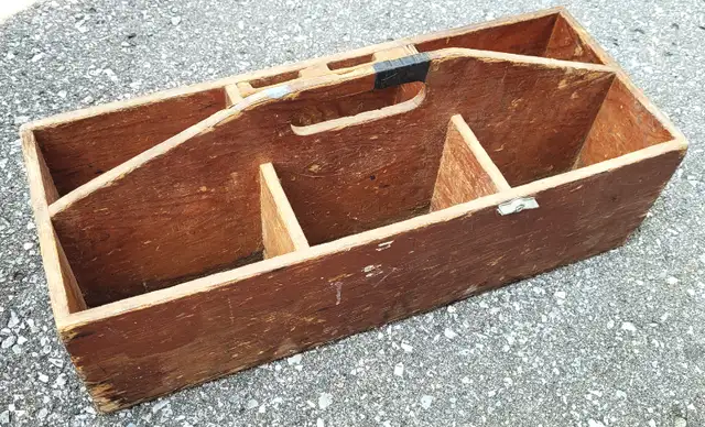 Vintage Wooden Carpenter's Toolbox / Tote in Tool Storage & Benches in Oshawa / Durham Region - Image 2