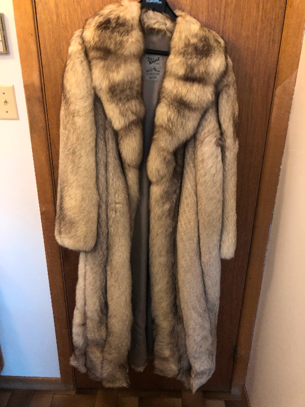 Manteau de fourrure à vendre | Femmes - Hauts et vêtements d'extérieur |  Granby | Kijiji