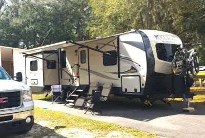 Super pour deux personnes qui aimes voyager. Nous sommes deux adultes dans la soixantaine , moi et m...