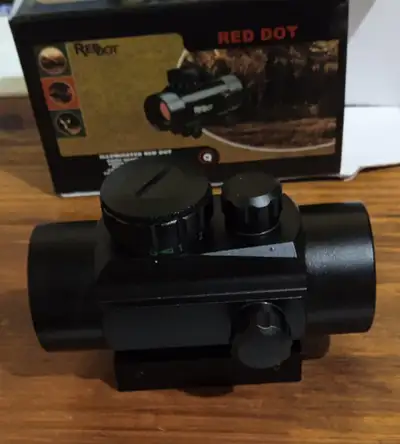 Red Dot Scope with picatinni rail. new. 40$