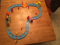 Petit train avec circuit emboitable et petits accessoires