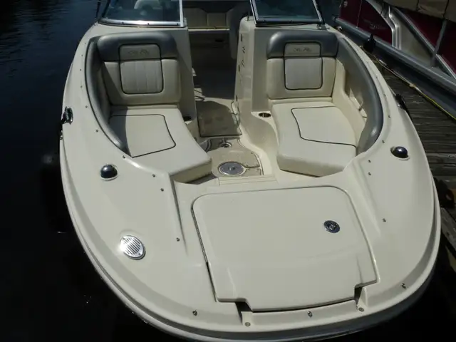 Bateau Sea Ray Sundeck 220 in Powerboats & Motorboats in Shawinigan - Image 4