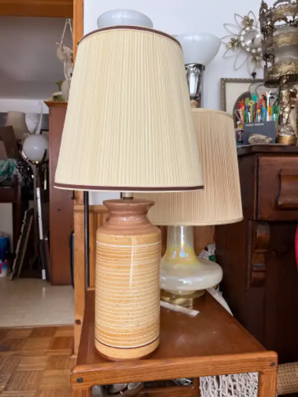 Grande lampe vintage tall textural striped pottery lamp in Indoor Lighting & Fans in City of Montréal - Image 2