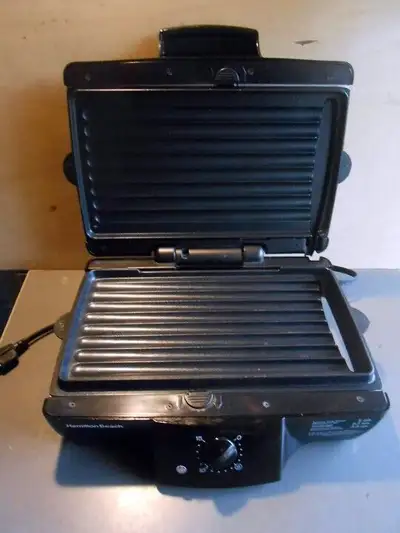J'ai plusieurs appareils de cuisine à vendre : 1- Gril à panini Hamilton Beach à 30$ (manque le réce...