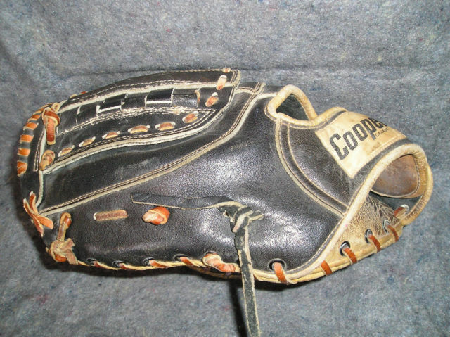 Baseball Gloves, RIGHT HAND (RH)), 11 inches in Baseball & Softball in City of Toronto
