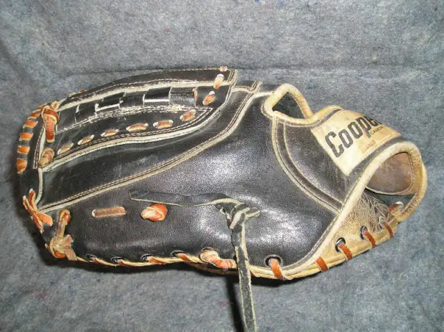 Baseball Gloves, RIGHT HAND (RH)), 11 inches in Baseball & Softball in City of Toronto - Image 2