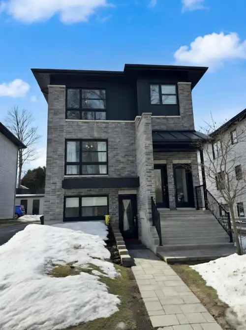 ⭐️ Spacieux 4 ½ style condo – Rez de Jardin – Sainte Rose Laval H7L Disponible immédiatement Magnifi...