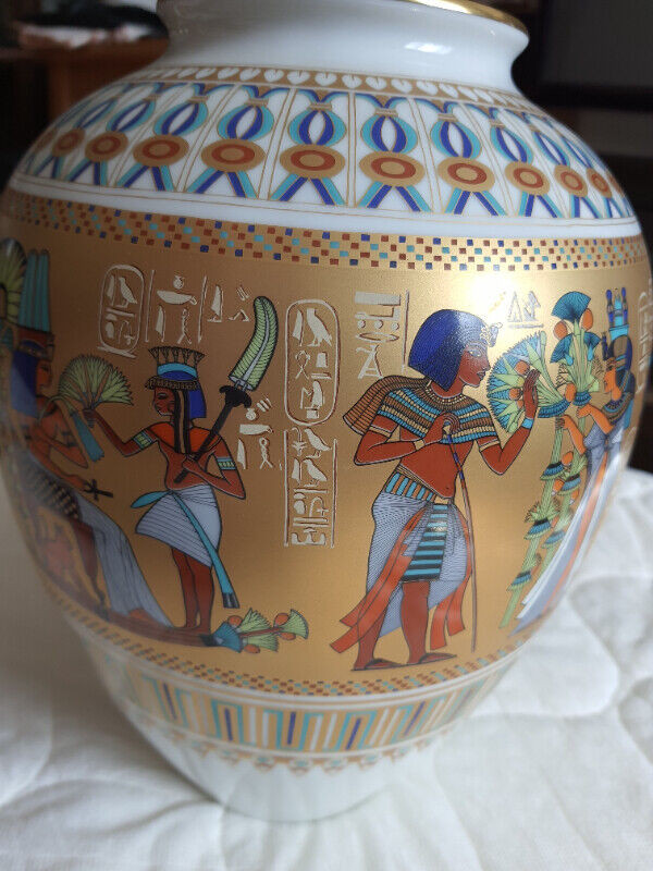 Vase Scenes from the tomb of Tutankhamun dans Art et objets de collection  à Longueuil/Rive Sud - Image 3