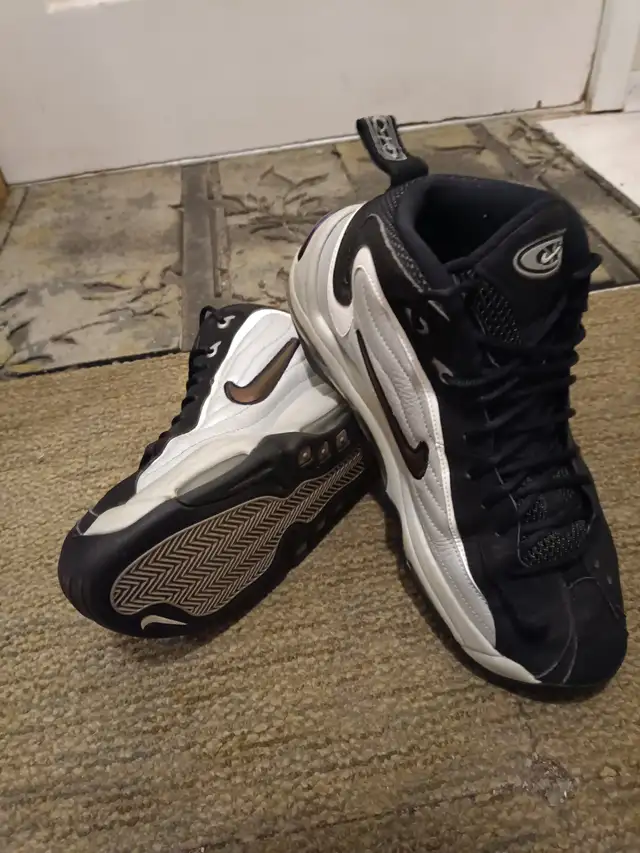 Nike Air Total Max Uptempo Metallic Silver Size 9 in Men's Shoes in City of Toronto - Image 6