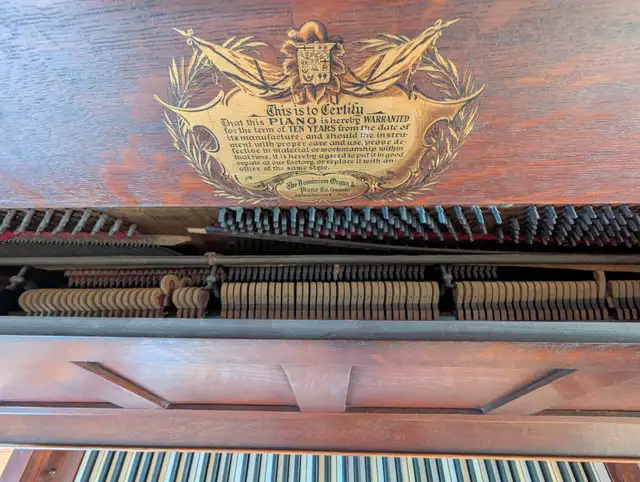 Dominion piano for sale in Pianos & Keyboards in Laval / North Shore - Image 3