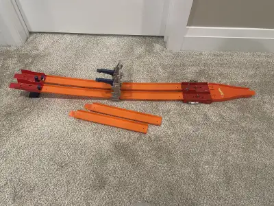 Get ready to race with this Hot Wheels Drag Race Track! This set includes the main track, launcher,...