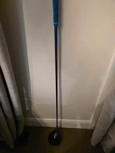 Up for sale is a Titleist TSi3 driver, boasting a 9.0-degree loft and equipped with an extra stiff A...