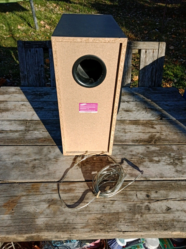 Samsung Non-Amplified Subwoofer With Cable, Clean Clear Sound in Speakers in Oshawa / Durham Region - Image 4