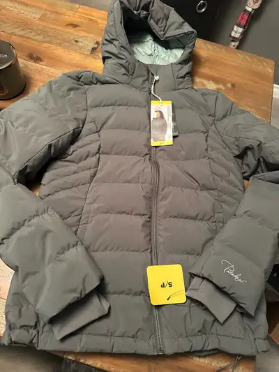I'm selling a new Paradox Puffer Jacket, perfect for staying warm and stylish this winter. This jack...