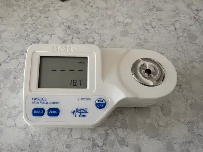 Digital Refractometer and Centrifuge Hanna HI96811 Refractometer New open box Lab Fish MC-7s centrif...