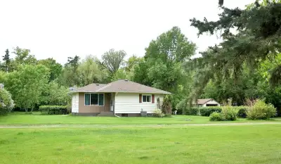 Estate Valued at $535,000. Private sale by Executors. This picturesque acreage with country residenc...