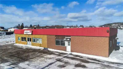 Looking for an opportunity for an owner-operator business with owners unit on the premises? This gre...
