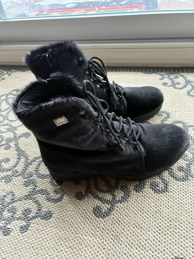 bottes hiver pour homme en fourrure avec crampons in Men's Shoes in Laval / North Shore - Image 3