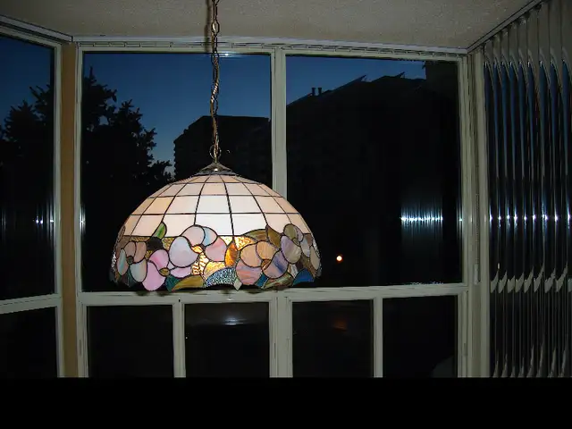 Vintage Tiffany Style Stained Glass Pendant Lamp Light Fixture in Indoor Lighting & Fans in Oshawa / Durham Region - Image 2