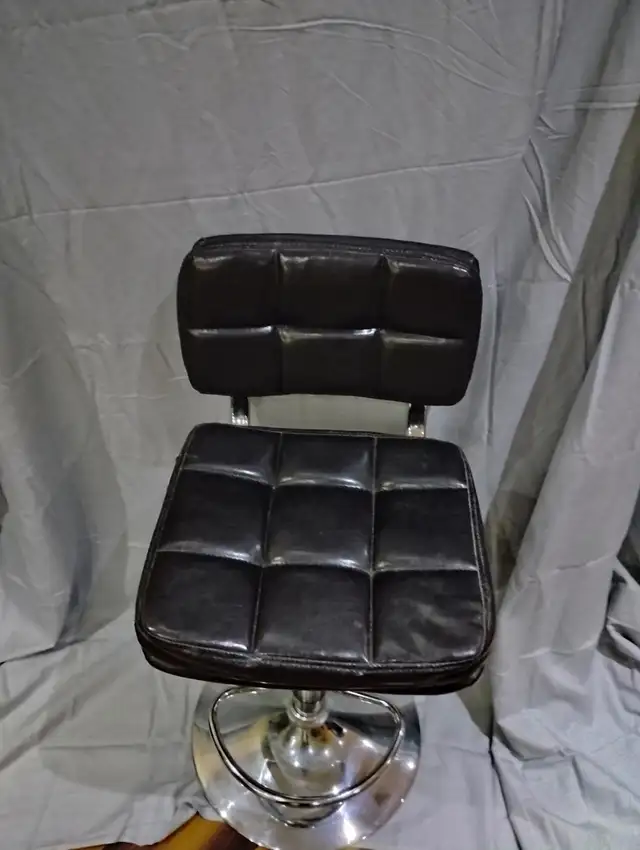 Swivel & height adjusting stool in Chairs & Recliners in Markham / York Region - Image 2