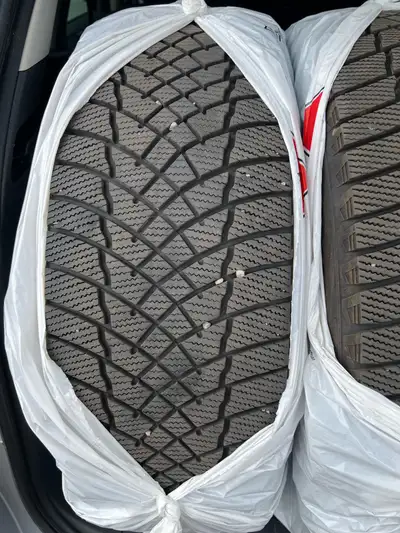 Honda Crv 2023 LX AWD Brand new Snow tires 1550 km driven 235/65 R17