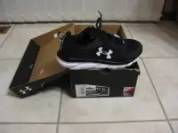WOMENS 9.5  NEW  UNDER ARMOUR RUNNERS,   NEW IN BOX,  NEVER WORN