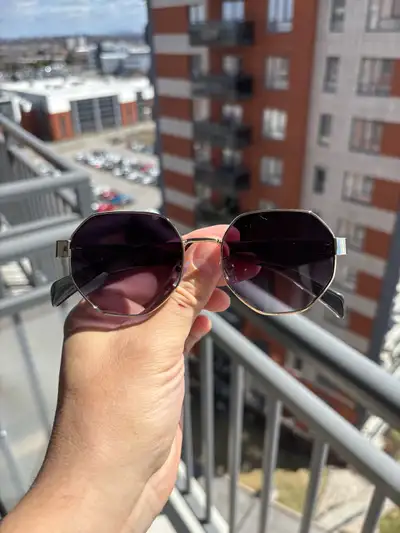 Ces lunettes de soleil stylées s’adaptent à tous tes looks. Elles sont vendues avec un étui rigide e...